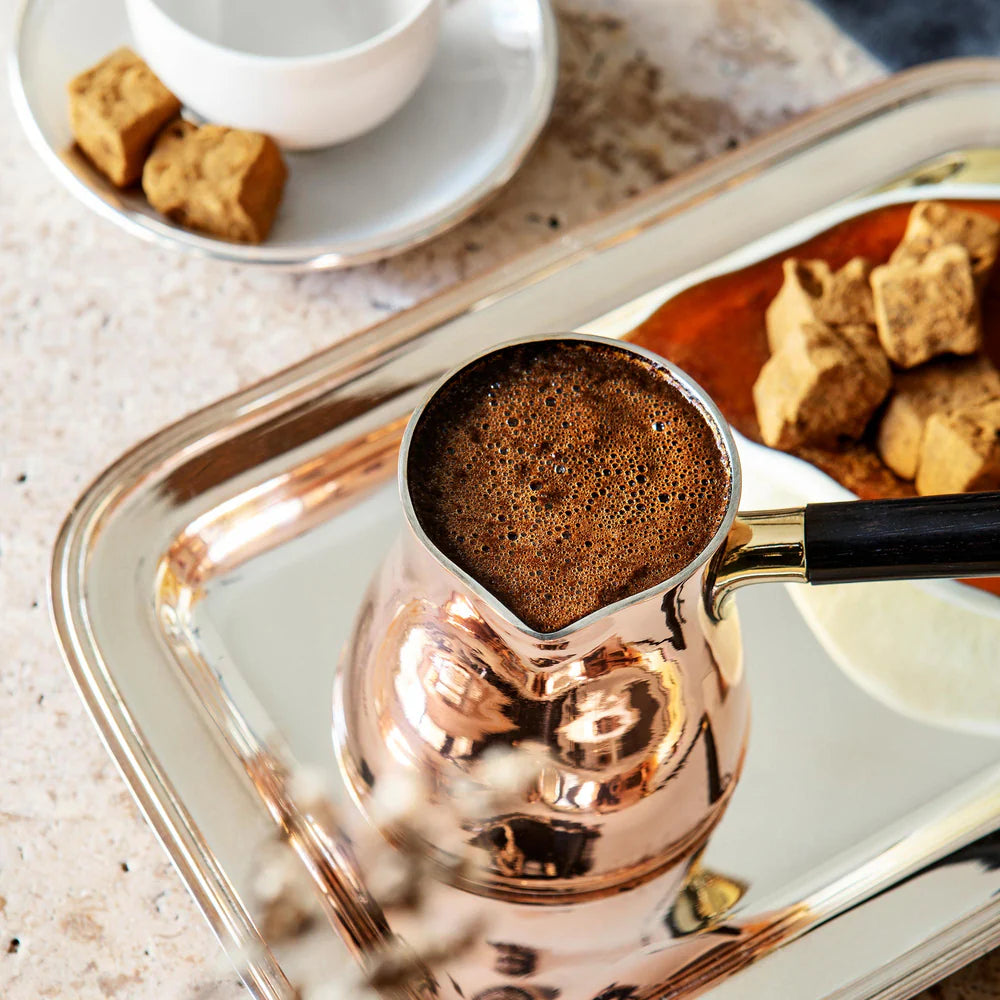 طقم قهوة تركية فاخرة من سلامليك إسطنبول مع ركوة نحاسية – محمصة داكنة وتقليدية (125 جم لكل منها)