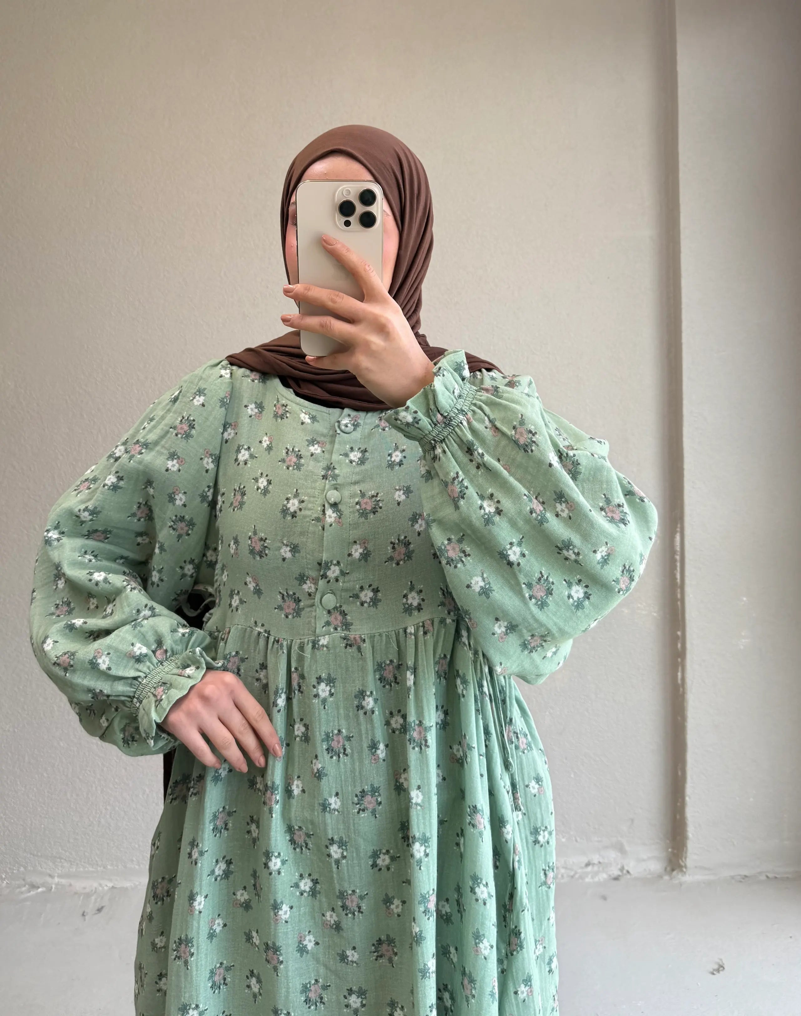 فستان الملسين الخفيف والمريح مناسب للمحجبات