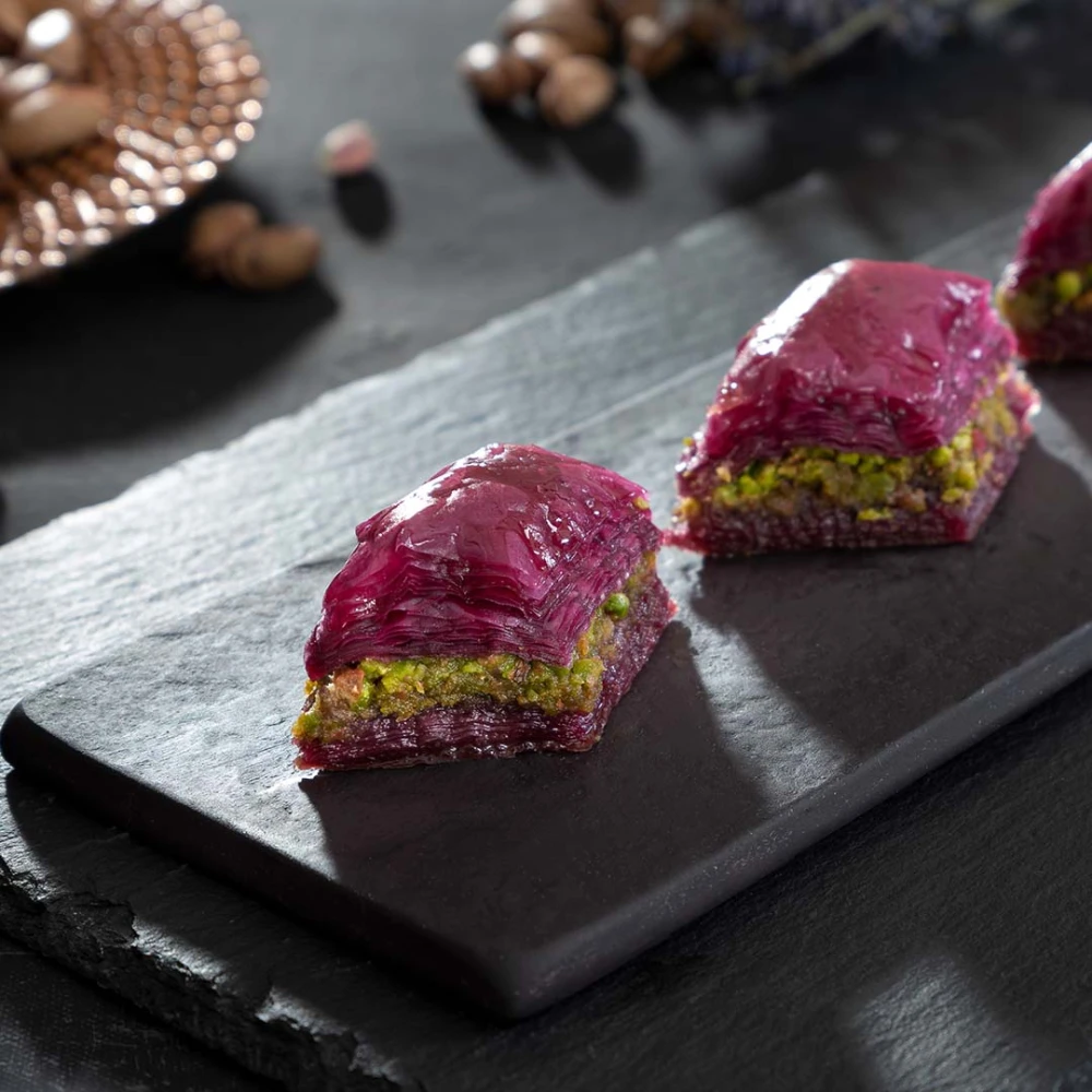 بقلاوة بالفستق العنتابي ذات لون موف جميل