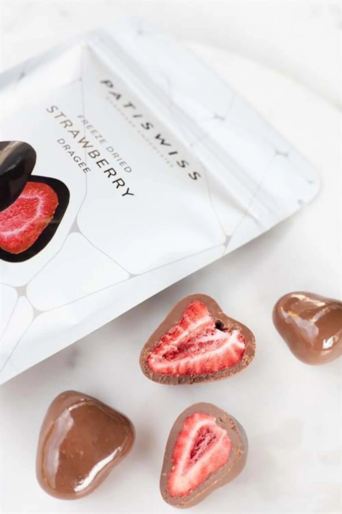 باتيسويس سناك حبيبات الفراولة المغطاة بشكولانة الحليب