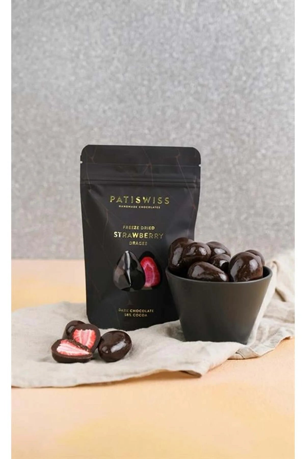 باتيسويس سناك حبيبات الفراولة المغطاة بالشوكلاتة الداكنة