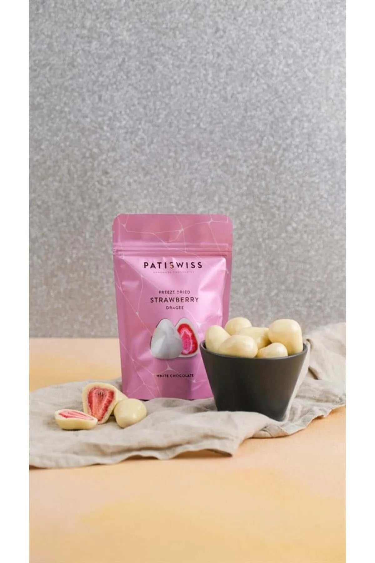 باتيسويس سناك حبيبات الفراولة المغطاة بالشوكلاتة البيضاء