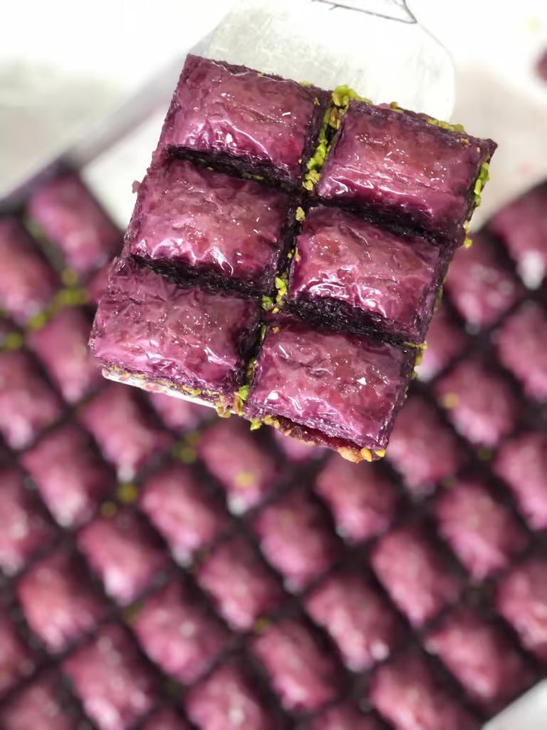 بقلاوة بالفستق العنتابي ذات لون موف جميل