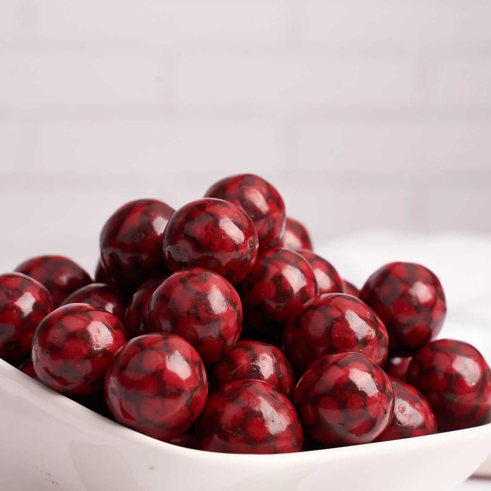 الشوكولاتة بالحليب وتوت العليق مع سكاكر البوبينج بوزن 250 جرام