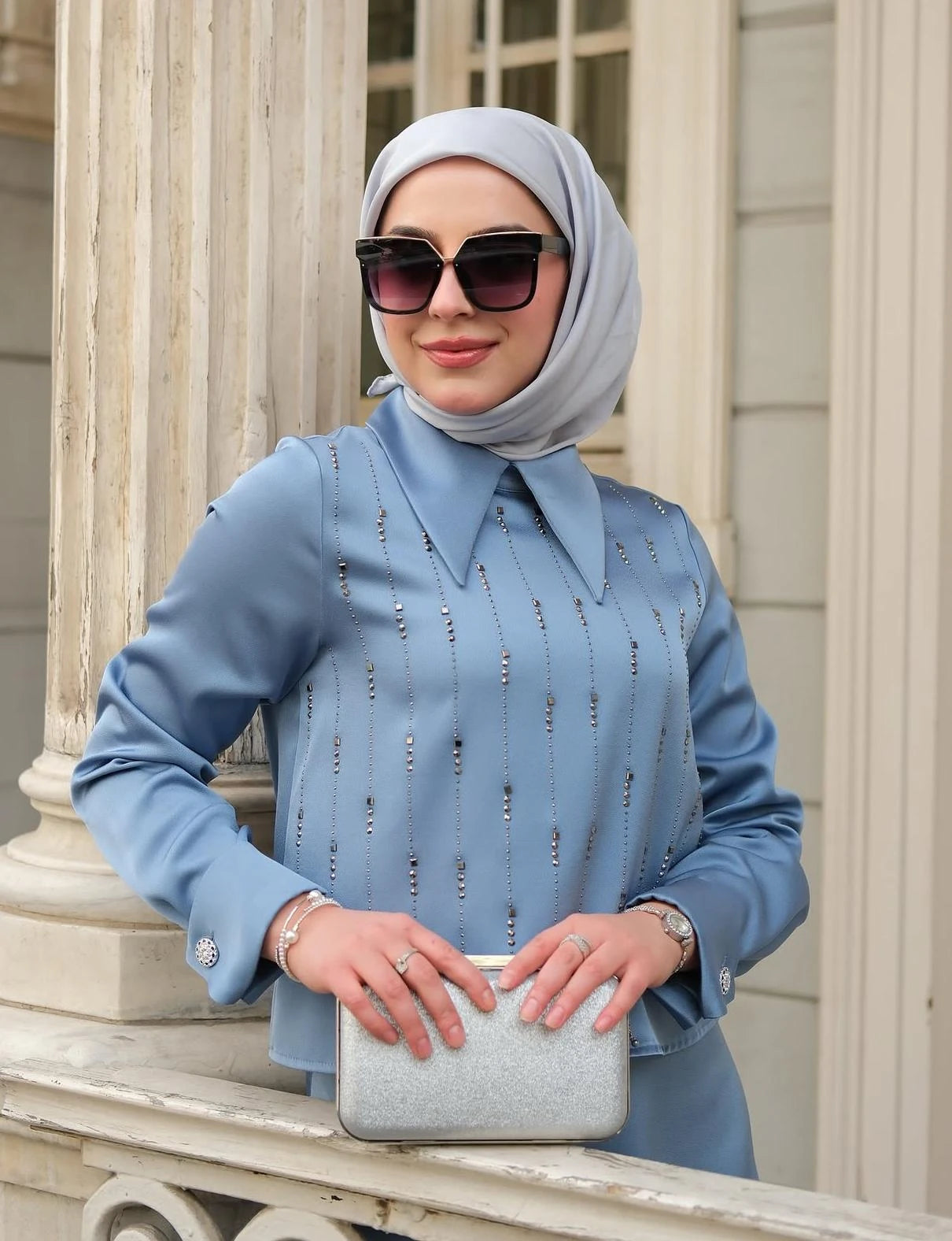 Chic Set with stones on the front