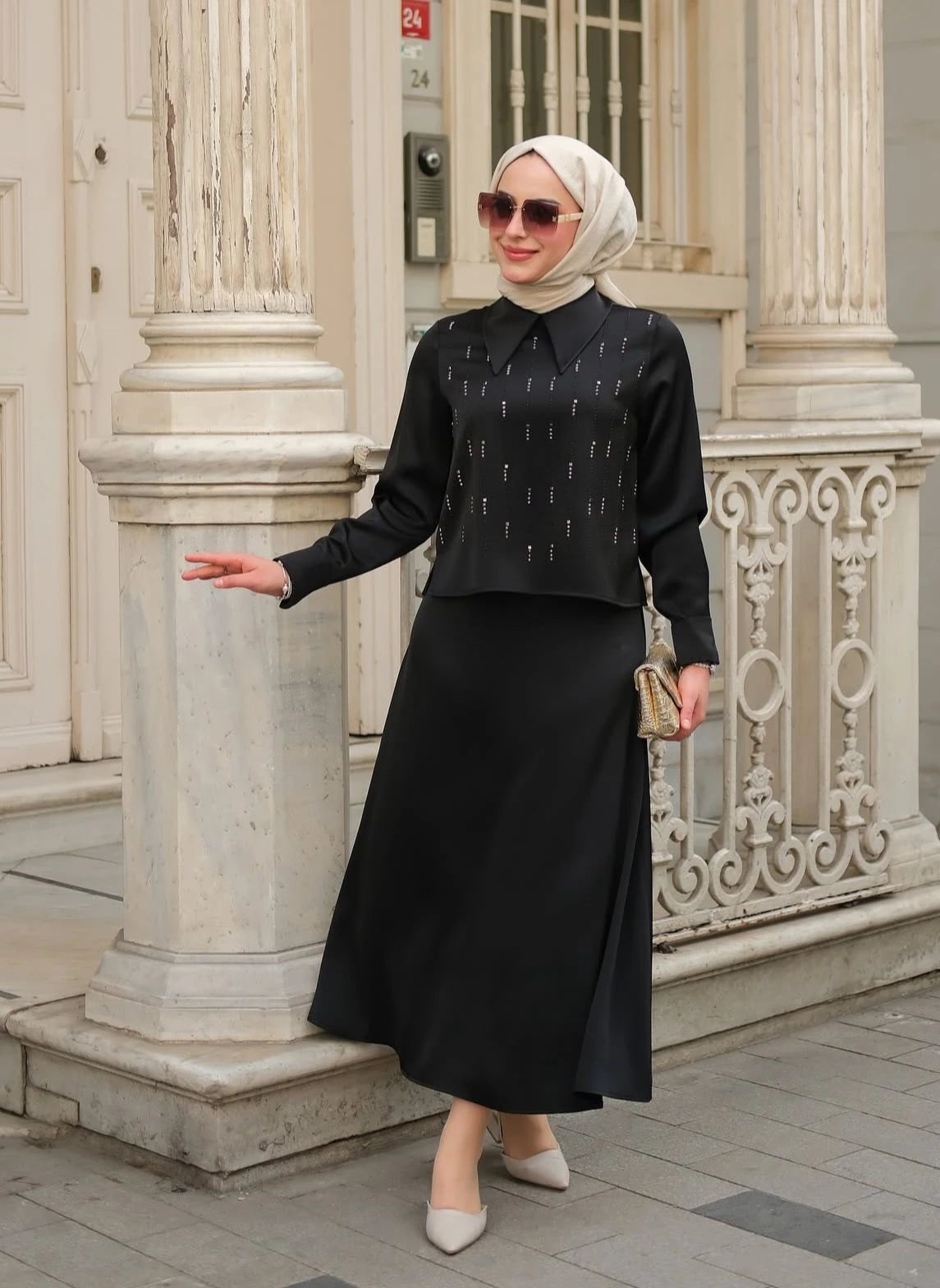 Chic Set with stones on the front