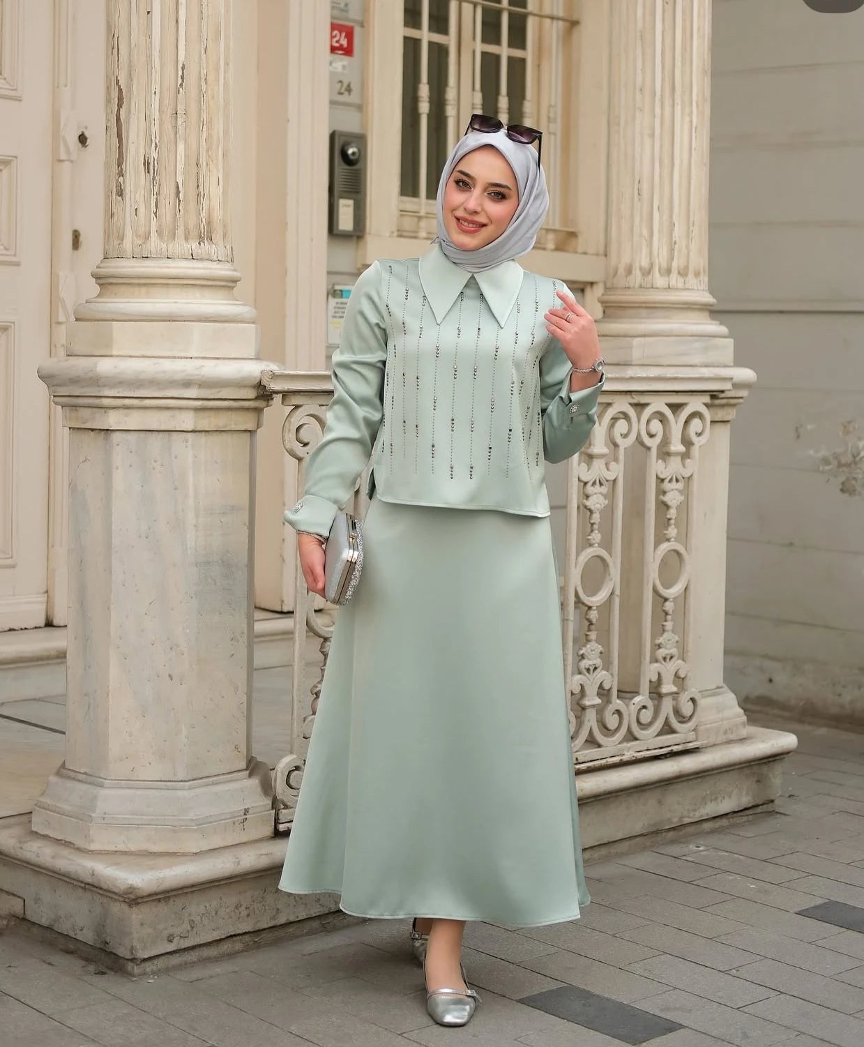 Chic Set with stones on the front