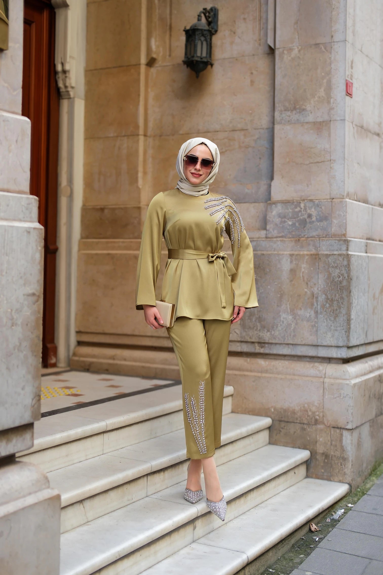 طقم بنطلون مزين بأحجار أنيقة بقماش ناعم 