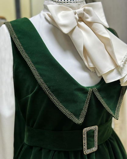 فستان من المخمل الأخضر مع قيمص من الحرير التركي