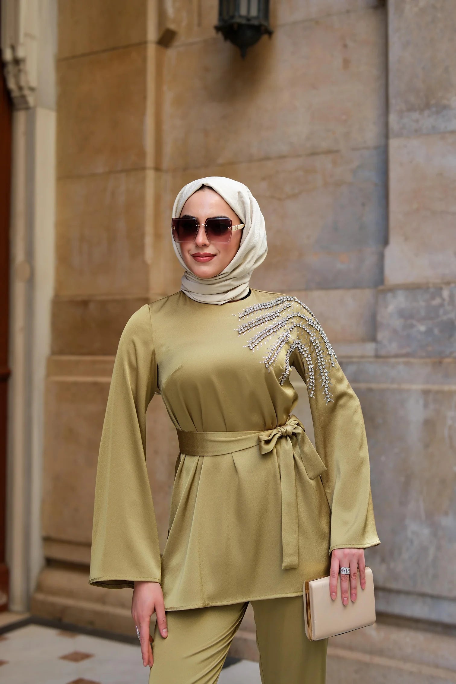 طقم بنطلون مزين بأحجار أنيقة بقماش ناعم 